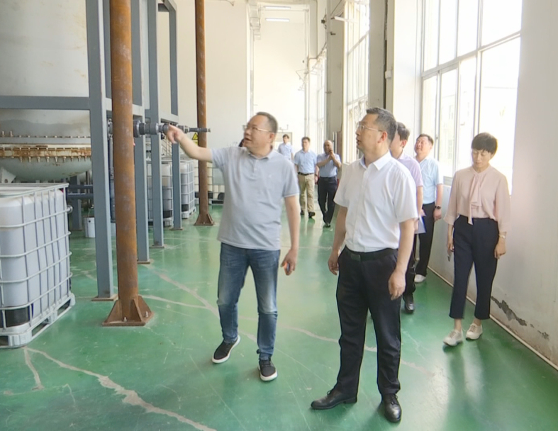 在陪同過程中,市、區領導了解到了古特生物從成立公司研發生物合成技術到現在擁有三座生產基地這十二年來的的發展歷程,CEO秦永發對古特生物的生產現狀及未來發展規劃也作了詳細說明。 在陪同過程中,市、區領導了解到了古特生物從成立公司研發生物合成技術到現在擁有三座生產基地這十二年來的的發展歷程,CEO秦永發對古特生物的生產現狀及未來發展規劃也作了詳細說明。