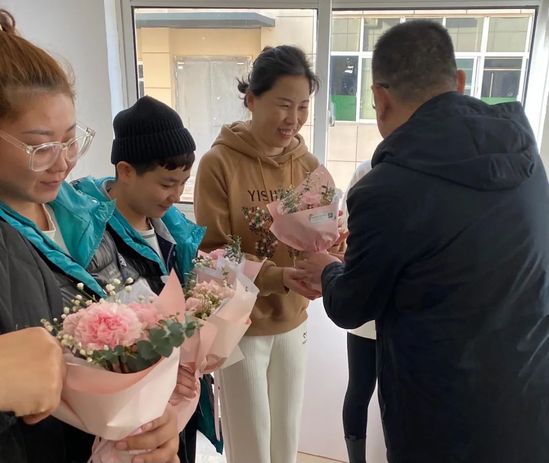 總經理秦永發先生為大家送上節日禮品和鮮花 總經理秦永發先生為大家送上節日禮品和鮮花