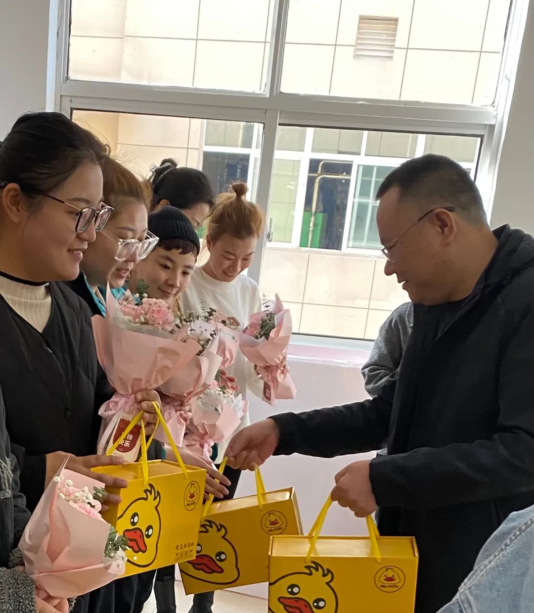 總經理秦永發先生為大家送上節日禮品和鮮花 總經理秦永發先生為大家送上節日禮品和鮮花